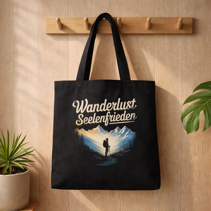 Schwarzer Jutebeutel mit Wanderlust Seelenfrieden Design im natürlichen Holz Mockup mit Pflanzen und Garderobe, Outdoor und Natur Motiv