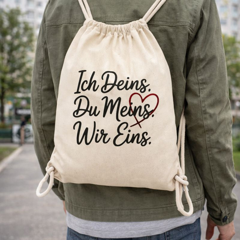 Beiger Gym Bag mit dem Liebes-Statement „Ich Deins. Du Meins. Wir Eins.“ getragen im Alltag – minimalistischer Turnbeutel für Paare, Sport und unterwegs