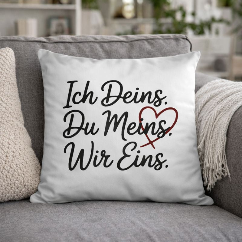 Weißes Premium-Kissen mit dem Liebes-Statement „Ich Deins. Du Meins. Wir Eins.“ auf einem Sofa im Wohnzimmer – minimalistisches Wohnaccessoire für Paare