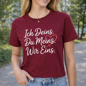 Bordeauxfarbenes Premium Organic Shirt für Damen mit dem Liebes-Statement „Ich Deins. Du Meins. Wir Eins.“ getragen im Alltag – nachhaltiges Damen-T-Shirt für Liebe, Nähe und Verbundenheit