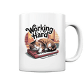 Working Hard – Schlafender Kater auf Tastatur - Tasse glossy - Bright Lights Arts
