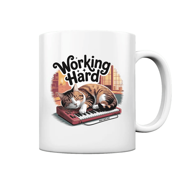 Working Hard – Schlafender Kater auf Tastatur - Tasse glossy - Bright Lights Arts